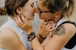 Heiraten zu zweit in Hamburg, zwei Bräute küssen sich zertlich