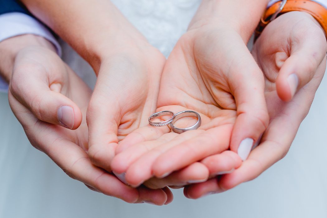 Portrait_Hochzeitsfotograf_Details_Ringe_Ehe_Heiraten_Unendlichkeit_Ehering_Verlobungsring