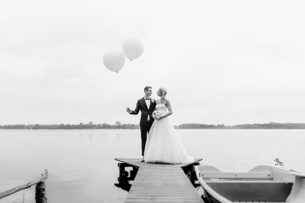 Portrait_Hochzeitsfotograf_Brautkleid_Braut_Bride_Hamburg_lifestyle_Ballons_Brautpaar_am_See