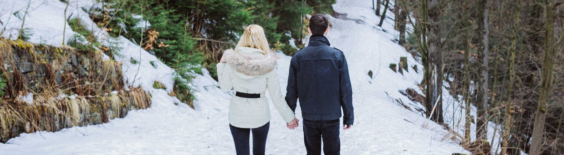 Verlobungsshooting mit Tereza und Lucas in Tschechien im Schnee
