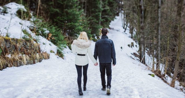 Verlobungsshooting mit Tereza und Lucas in Tschechien im Schnee