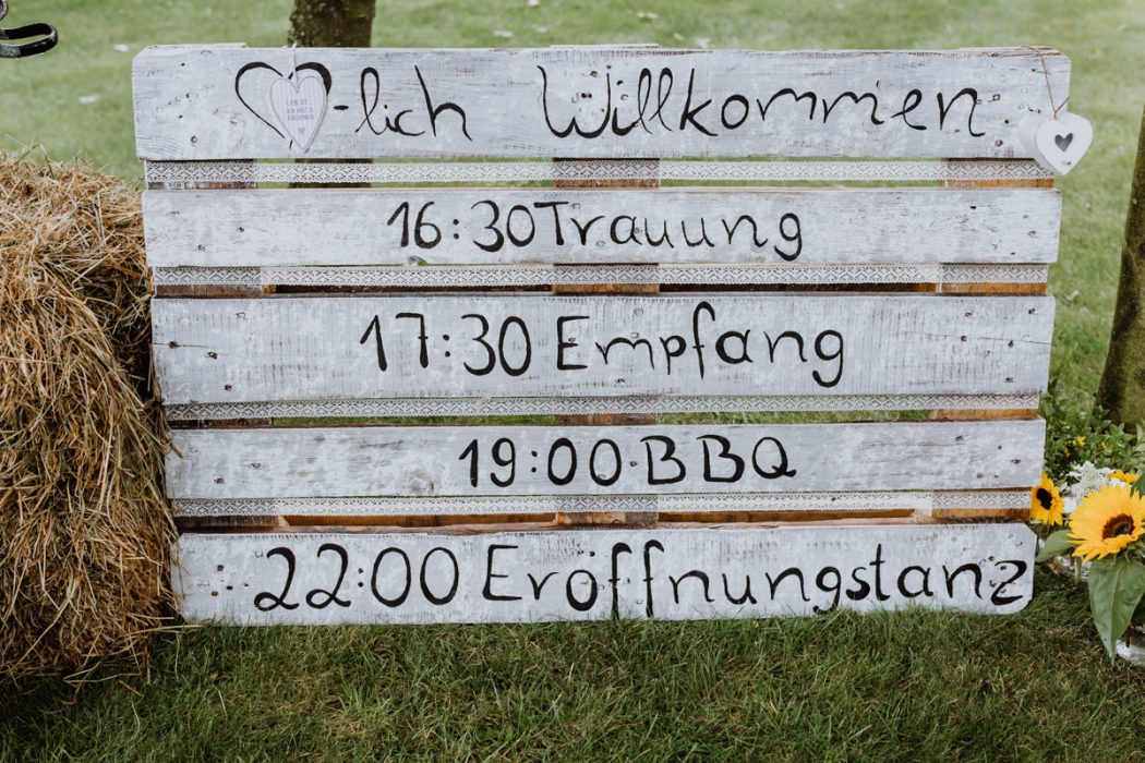 alt=“Zwei Bräute in Stade und Hamburg, Hochzeitsfotografin, Braut, Shooting auf dem Lande, Gay Couple, Weddingphotographer, Freie Trauung, Emotional, Location, Deniz-Fotografie“