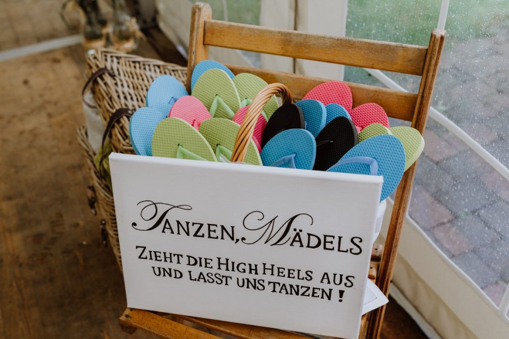 alt=“Zwei Bräute in Stade und Hamburg, Hochzeitsfotografin, Braut, Shooting auf dem Lande, Gay Couple, Weddingphotographer, Freie Trauung, Emotional, Location“