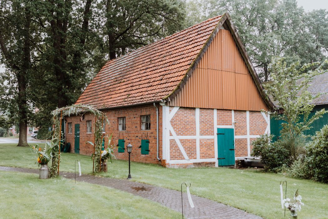 alt=“Zwei Bräute in Stade und Hamburg, Hochzeitsfotografin, Braut, Shooting auf dem Lande, Gay Couple, Weddingphotographer, Freie Trauung, Emotional, Location“