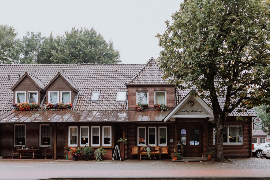 alt=“Zwei Bräute in Stade und Hamburg, Hochzeitsfotografin, Braut, Shooting auf dem Lande, Gay Couple, Weddingphotographer, Freie Trauung, Emotional, getting ready“