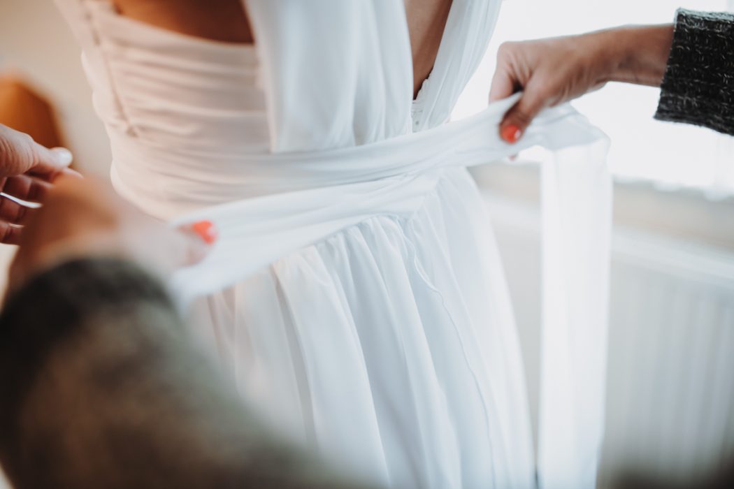 alt=“Zwei Bräute in Stade und Hamburg, Hochzeitsfotografin, Braut, Shooting auf dem Lande, Gay Couple, Weddingphotographer, Freie Trauung, Emotional, getting ready“