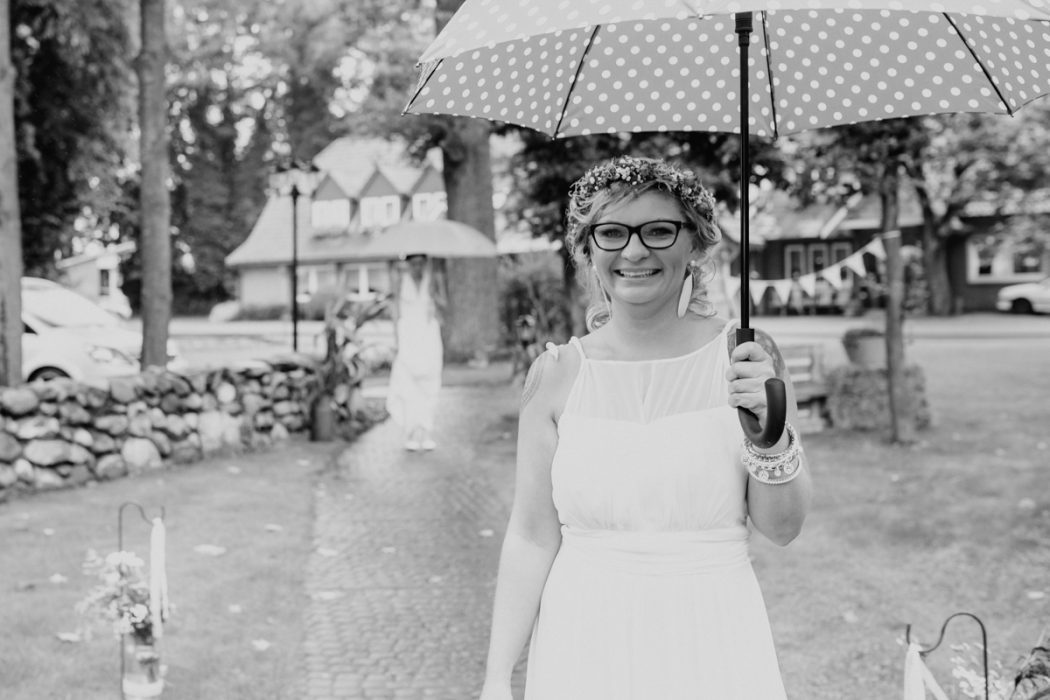 alt=“Zwei Bräute in Stade und Hamburg, Hochzeitsfotografin, Braut, Shooting auf dem Lande, Gay Couple, Weddingphotographer, Freie Trauung, Emotional“
