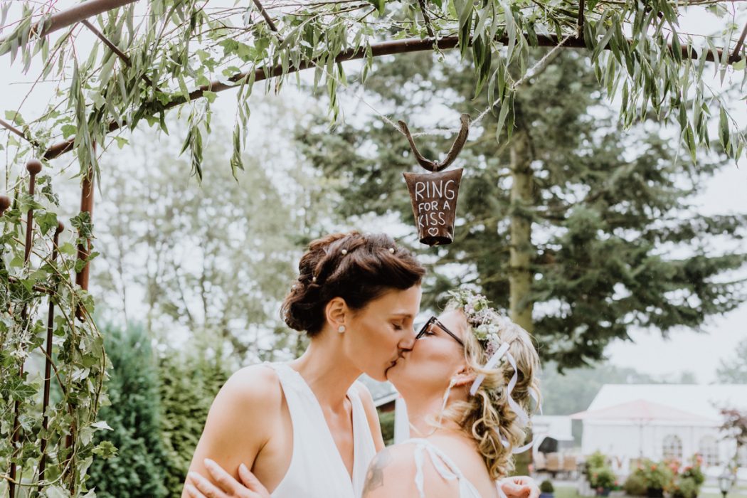 alt=“Zwei Bräute in Stade und Hamburg, Hochzeitsfotografin, Braut, Shooting auf dem Lande, Gay Couple, Weddingphotographer, Freie Trauung, Emotional“