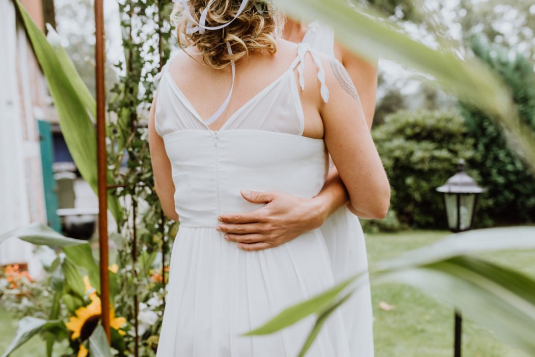 alt=“Zwei Bräute in Stade und Hamburg, Hochzeitsfotografin, Braut, Shooting auf dem Lande, Gay Couple, Weddingphotographer, Freie Trauung, Emotional“