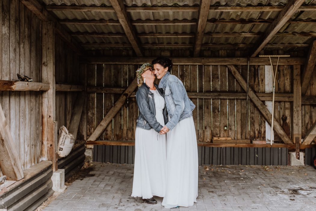 alt=“Zwei Bräute in Stade und Hamburg, Hochzeitsfotografin, Braut, Shooting auf dem Lande, Gay Couple, Weddingphotographer, Freie Trauung, Emotional“