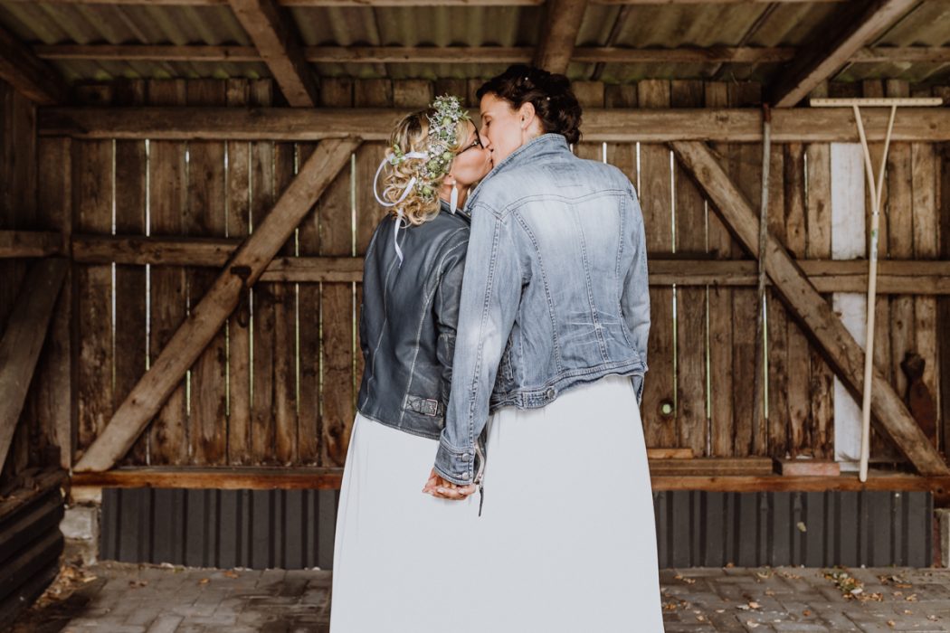 alt=“Zwei Bräute in Stade und Hamburg, Hochzeitsfotografin, Braut, Shooting auf dem Lande, Gay Couple, Weddingphotographer, Freie Trauung, Emotional“