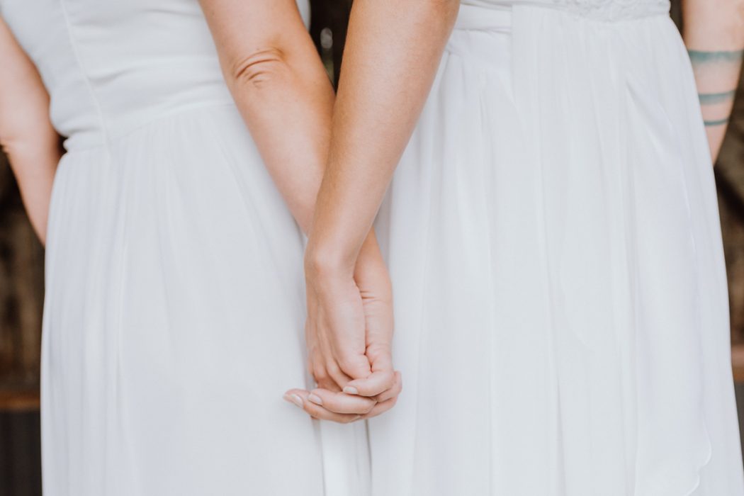 alt=“Zwei Bräute in Stade und Hamburg, Hochzeitsfotografin, Braut, Shooting auf dem Lande, Gay Couple, Weddingphotographer, Freie Trauung, Emotional“
