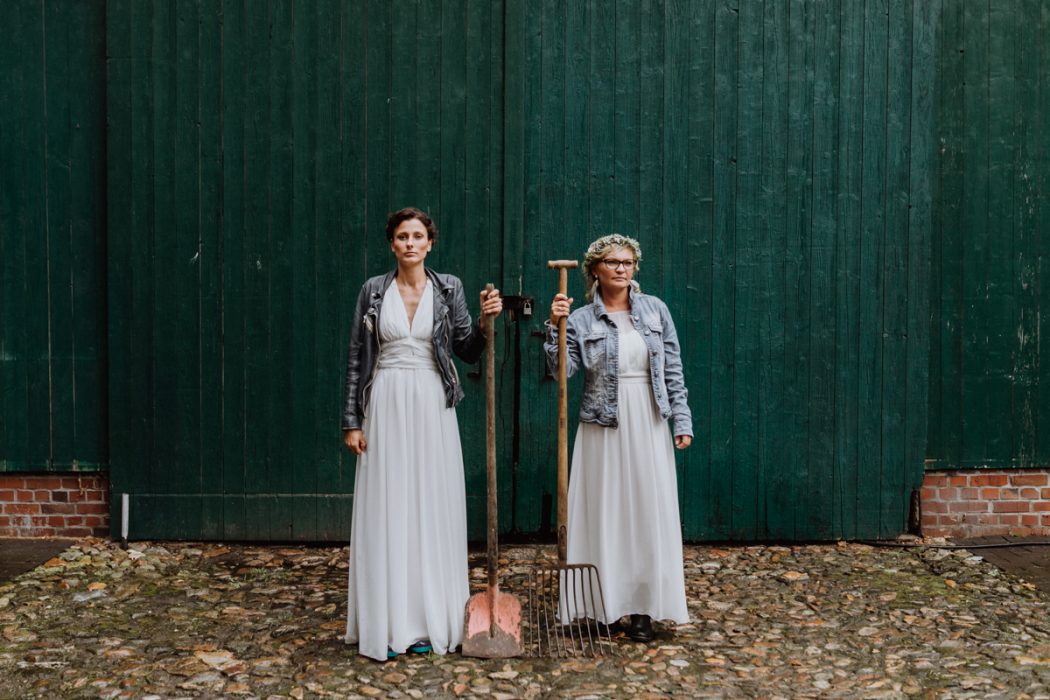 alt=“Zwei Bräute in Stade und Hamburg, Hochzeitsfotografin, Braut, Shooting auf dem Lande, Gay Couple, Weddingphotographer, Freie Trauung, Emotional“