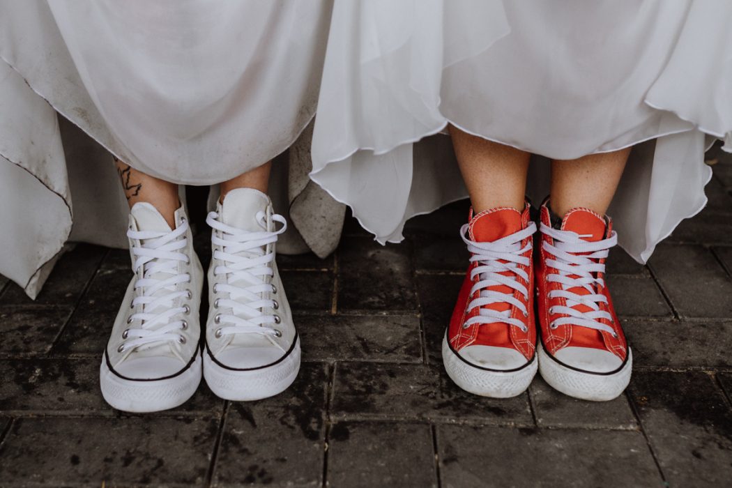 alt=“Zwei Bräute in Stade und Hamburg, Hochzeitsfotografin, Braut, Shooting auf dem Lande, Gay Couple, Weddingphotographer, Freie Trauung, Emotional“