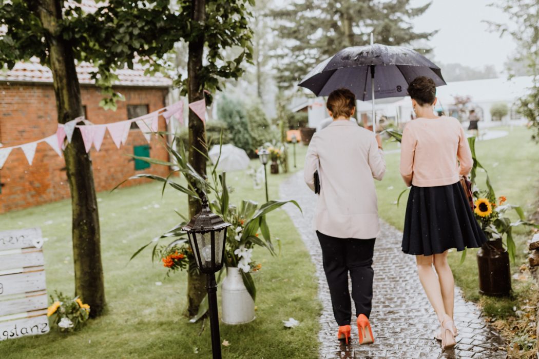 alt=“Zwei Bräute in Stade und Hamburg, Hochzeitsfotografin, Braut, Shooting auf dem Lande, Gay Couple, Weddingphotographer, Freie Trauung, Emotional“