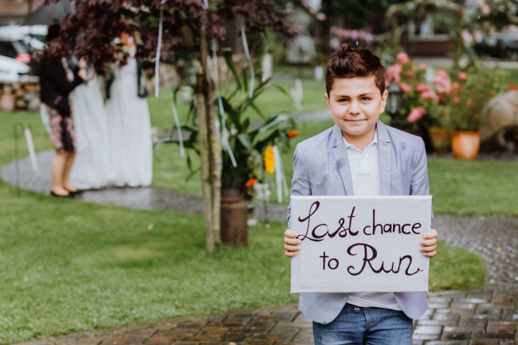 alt=“Zwei Bräute in Stade und Hamburg, Hochzeitsfotografin, Braut, Shooting auf dem Lande, Gay Couple, Weddingphotographer, Freie Trauung, Emotional“