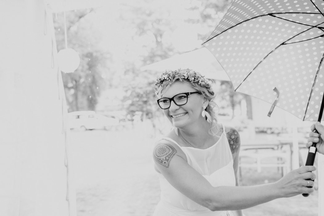 alt=“Zwei Bräute in Stade und Hamburg, Hochzeitsfotografin, Braut, Shooting auf dem Lande, Gay Couple, Weddingphotographer, Freie Trauung, Emotional“