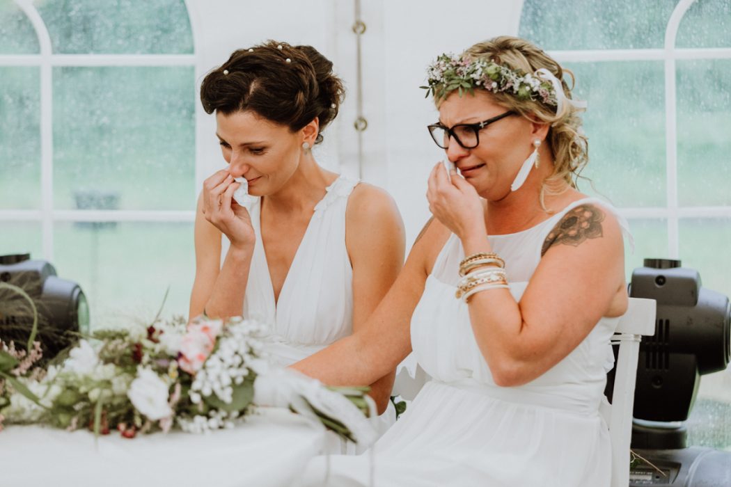 alt=“Zwei Bräute in Stade und Hamburg, Hochzeitsfotografin, Braut, Shooting auf dem Lande, Gay Couple, Weddingphotographer, Freie Trauung, Emotional“