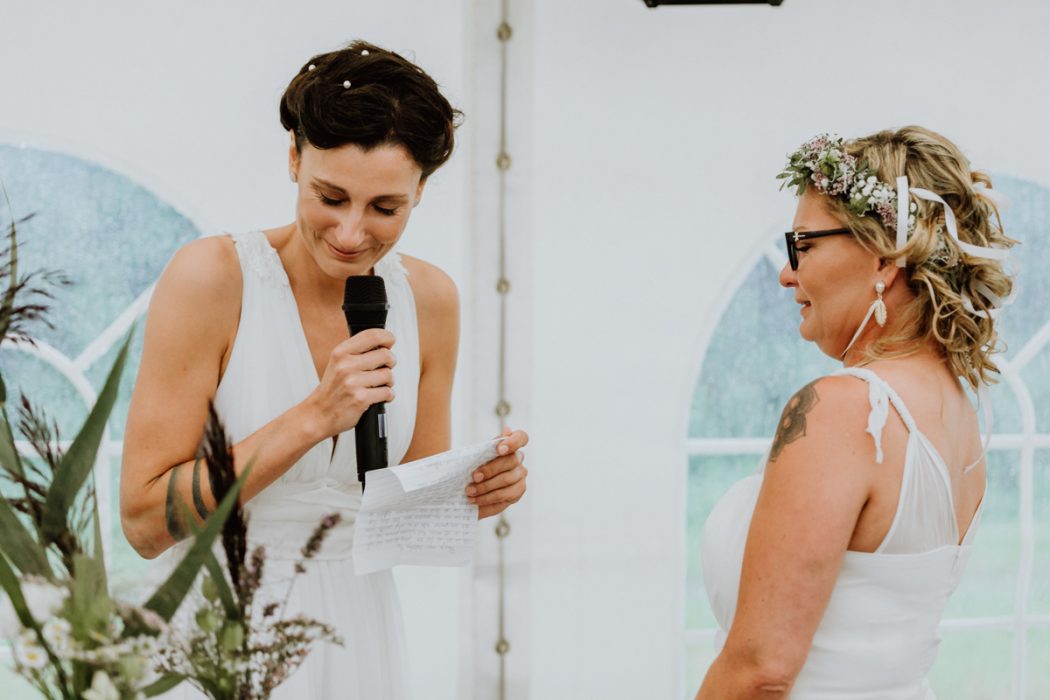 alt=“Zwei Bräute in Stade und Hamburg, Hochzeitsfotografin, Braut, Shooting auf dem Lande, Gay Couple, Weddingphotographer, Freie Trauung“