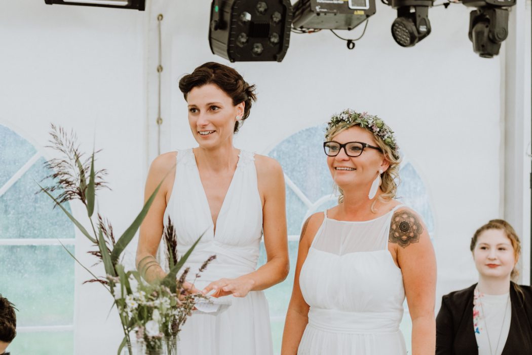 alt=“Zwei Bräute in Stade und Hamburg, Hochzeitsfotografin, Braut, Shooting auf dem Lande, Gay Couple, Weddingphotographer, Freie Trauung“