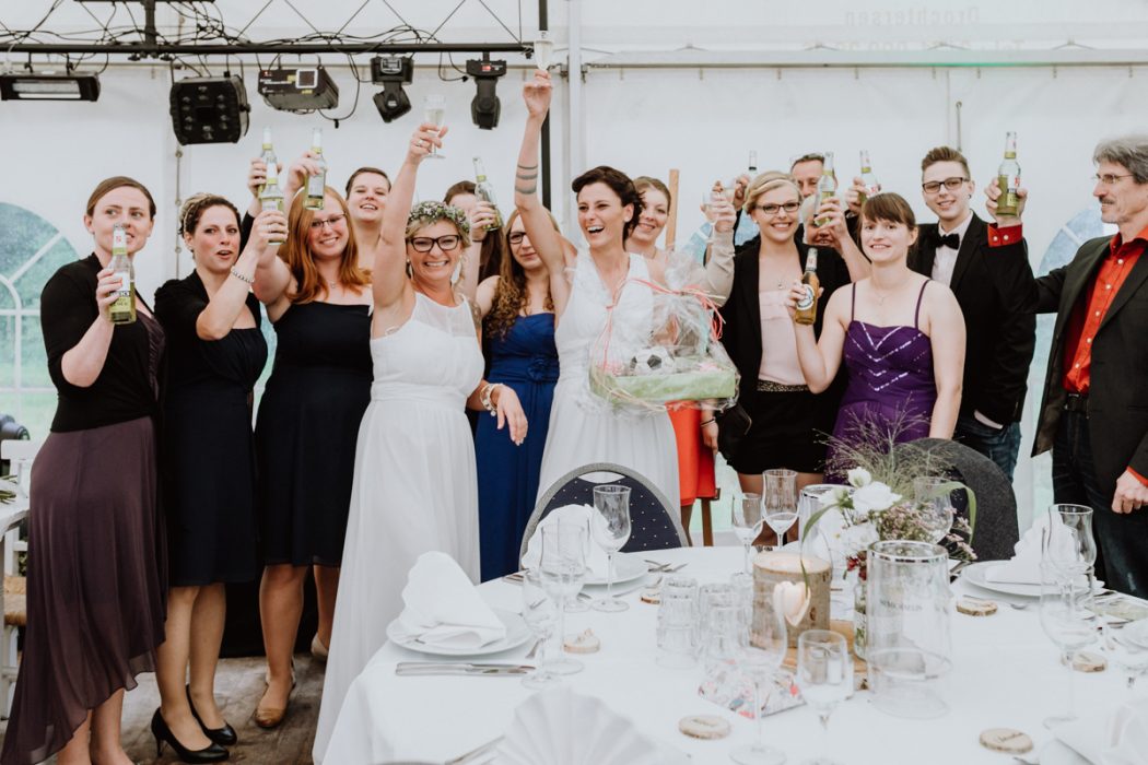 alt=“Zwei Bräute in Stade und Hamburg, Hochzeitsfotografin, Braut, Shooting auf dem Lande, Gay Couple, Weddingphotographer, Hochzeitsgesellschaft, Gruppenbilder“