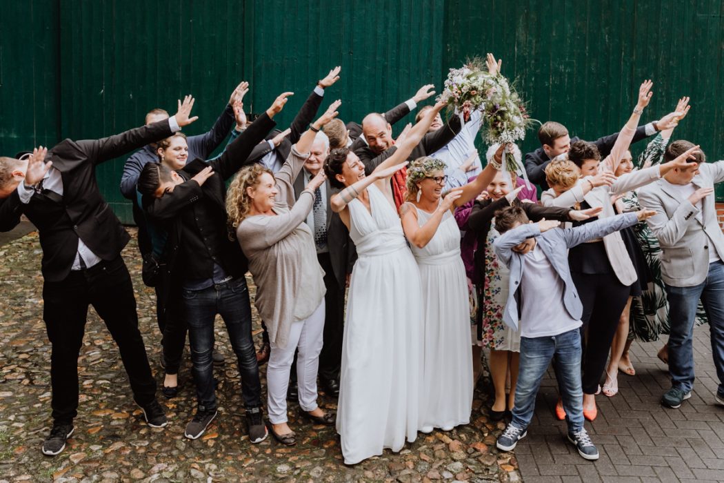 alt=“Zwei Bräute in Stade und Hamburg, Hochzeitsfotografin, Braut, Shooting auf dem Lande, Gay Couple, Weddingphotographer, Hochzeitsgesellschaft, Gruppenbilder“