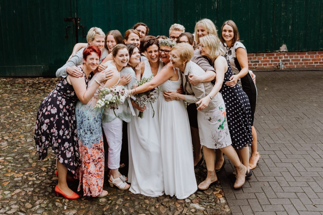 alt=“Zwei Bräute in Stade und Hamburg, Hochzeitsfotografin, Braut, Shooting auf dem Lande, Gay Couple, Weddingphotographer, Hochzeitsgesellschaft, Gruppenbilder“