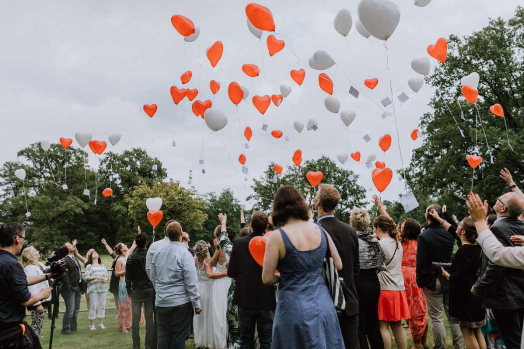 alt=“Zwei Bräute in Stade und Hamburg, Hochzeitsfotografin, Braut, Shooting auf dem Lande, Gay Couple, Weddingphotographer, red ballons“