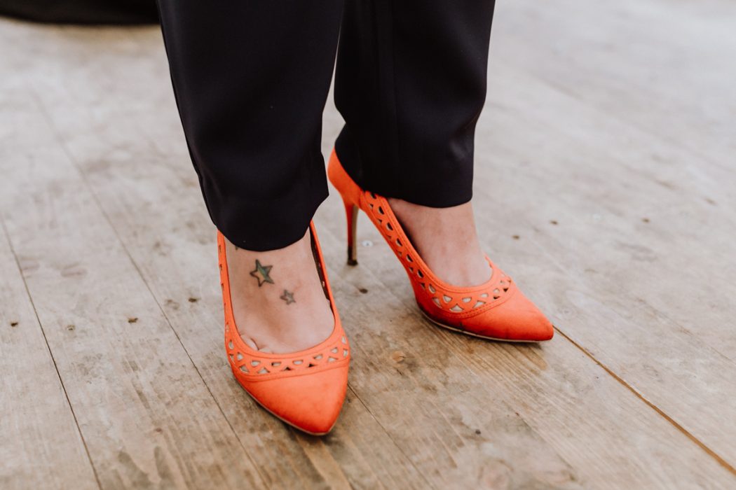 alt=“Zwei Bräute in Stade und Hamburg, Hochzeitsfotografin, Braut, Shooting auf dem Lande, Gay Couple, Weddingphotographer, red shoes“