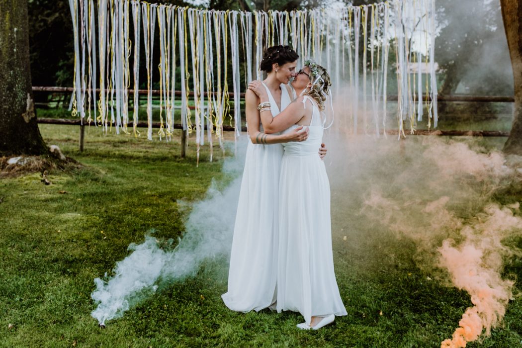 alt=“Zwei Bräute in Stade und Hamburg, Hochzeitsfotografin, Braut, Shooting auf dem Lande, Gay Couple, Weddingphotographer“