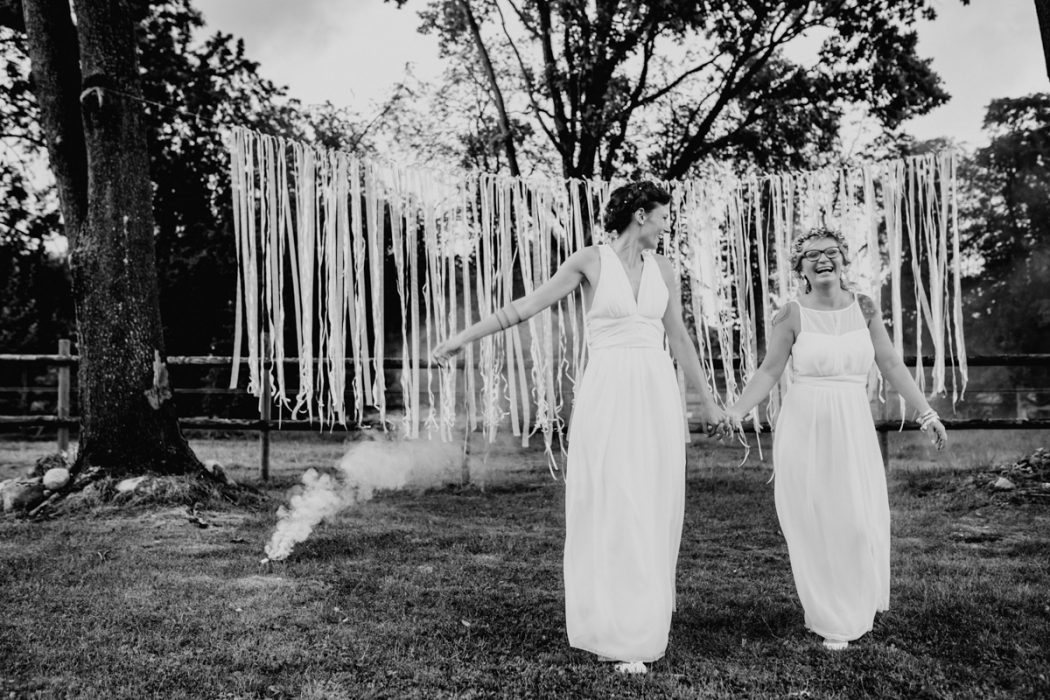 alt=“Zwei Bräute in Stade und Hamburg, Hochzeitsfotografin, Braut, Shooting auf dem Lande, Gay Couple, Weddingphotographer“