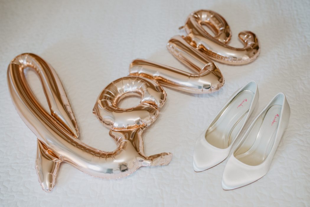 Spanische Braut, Hochzeit, Hochzeitsfeier, Freietrauung, Regen, Love, Verlobt, Verliebt, Hamburger Hochzeitsfotografie, Hochzeitsfotograf, Elbe, Teufelsbrücke, Fleet 3, HVV, Elbfähre, Brautpaar, Hochzeitsring, Hochzeitsstrauß, Schleier, Brautkleid, Trauung am Wasser,
