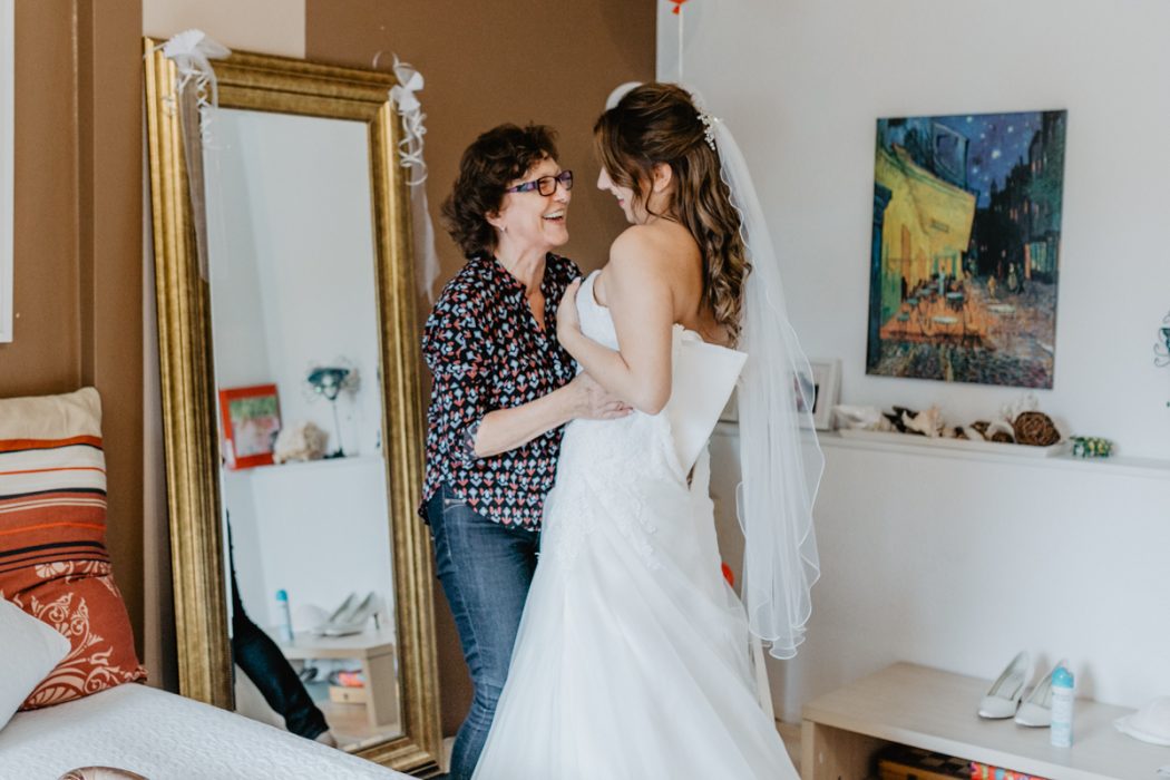 Spanische Braut, Hochzeit, Hochzeitsfeier, Freietrauung, Regen, Love, Verlobt, Verliebt, Hamburger Hochzeitsfotografie, Hochzeitsfotograf, Elbe, Teufelsbrücke, Fleet 3, HVV, Elbfähre, Brautpaar, Hochzeitsring, Hochzeitsstrauß, Schleier, Brautkleid, Trauung am Wasser,