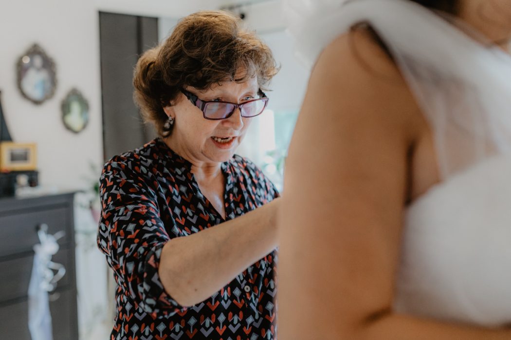 Spanische Braut, Hochzeit, Hochzeitsfeier, Freietrauung, Regen, Love, Verlobt, Verliebt, Hamburger Hochzeitsfotografie, Hochzeitsfotograf, Elbe, Teufelsbrücke, Fleet 3, HVV, Elbfähre, Brautpaar, Hochzeitsring, Hochzeitsstrauß, Schleier, Brautkleid, Trauung am Wasser,