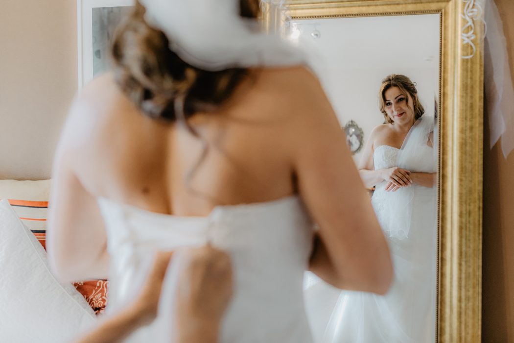 Spanische Braut, Hochzeit, Hochzeitsfeier, Freietrauung, Regen, Love, Verlobt, Verliebt, Hamburger Hochzeitsfotografie, Hochzeitsfotograf, Elbe, Teufelsbrücke, Fleet 3, HVV, Elbfähre, Brautpaar, Hochzeitsring, Hochzeitsstrauß, Schleier, Brautkleid, Trauung am Wasser,