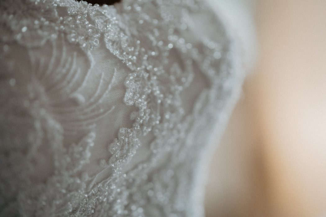 Spanische Braut, Hochzeit, Hochzeitsfeier, Freietrauung, Regen, Love, Verlobt, Verliebt, Hamburger Hochzeitsfotografie, Hochzeitsfotograf, Elbe, Teufelsbrücke, Fleet 3, HVV, Elbfähre, Brautpaar, Hochzeitsring, Hochzeitsstrauß, Schleier, Brautkleid, Trauung am Wasser,