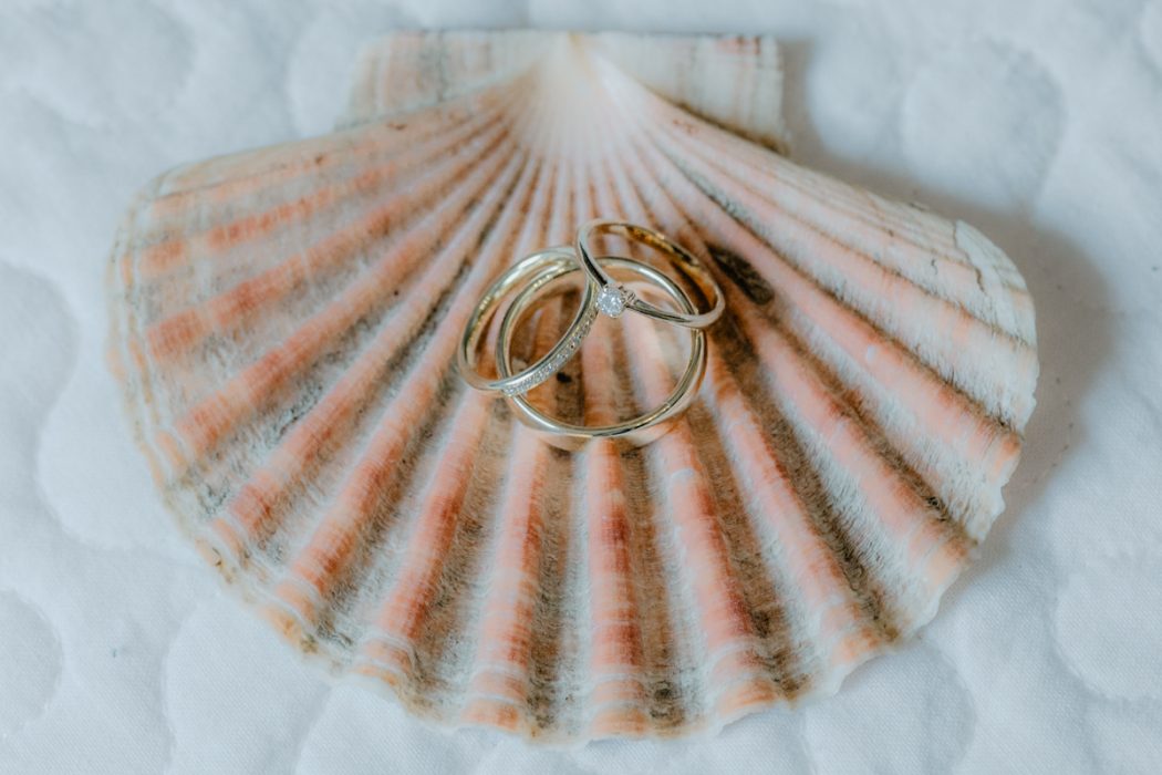 Spanische Braut, Hochzeit, Hochzeitsfeier, Freietrauung, Regen, Love, Verlobt, Verliebt, Hamburger Hochzeitsfotografie, Hochzeitsfotograf, Elbe, Teufelsbrücke, Fleet 3, HVV, Elbfähre, Brautpaar, Hochzeitsring, Hochzeitsstrauß, Schleier, Brautkleid, Trauung am Wasser,