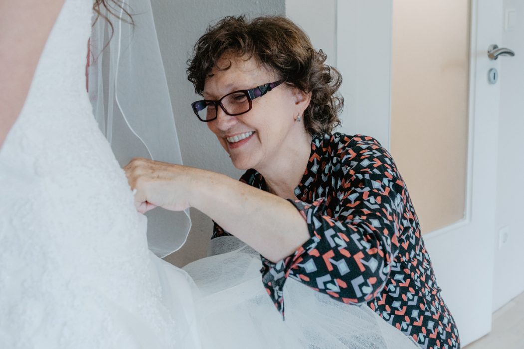 Spanische Braut, Hochzeit, Hochzeitsfeier, Freietrauung, Regen, Love, Verlobt, Verliebt, Hamburger Hochzeitsfotografie, Hochzeitsfotograf, Elbe, Teufelsbrücke, Fleet 3, HVV, Elbfähre, Brautpaar, Hochzeitsring, Hochzeitsstrauß, Schleier, Brautkleid, Trauung am Wasser,