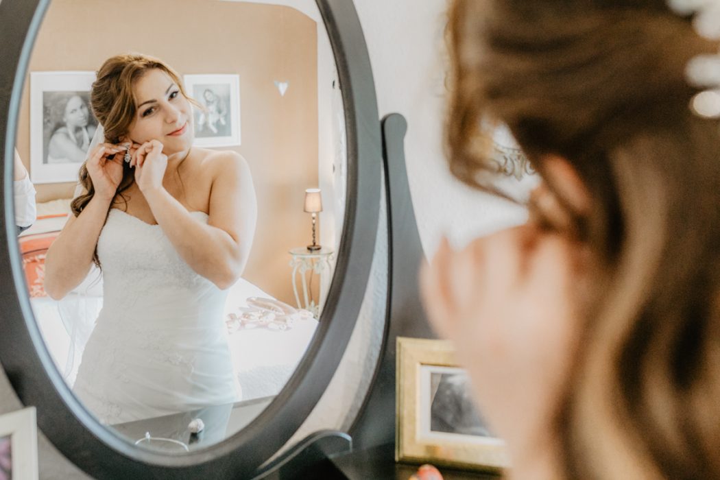 Spanische Braut, Hochzeit, Hochzeitsfeier, Freietrauung, Regen, Love, Verlobt, Verliebt, Hamburger Hochzeitsfotografie, Hochzeitsfotograf, Elbe, Teufelsbrücke, Fleet 3, HVV, Elbfähre, Brautpaar, Hochzeitsring, Hochzeitsstrauß, Schleier, Brautkleid, Trauung am Wasser,