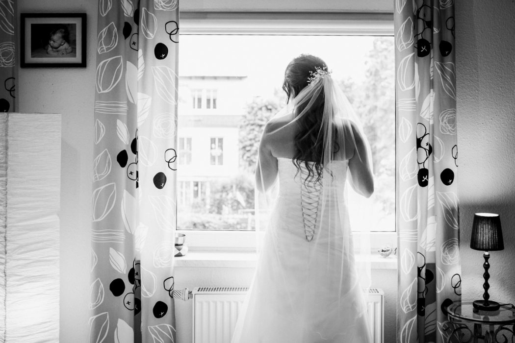 Spanische Braut, Hochzeit, Hochzeitsfeier, Freietrauung, Regen, Love, Verlobt, Verliebt, Hamburger Hochzeitsfotografie, Hochzeitsfotograf, Elbe, Teufelsbrücke, Fleet 3, HVV, Elbfähre, Brautpaar, Hochzeitsring, Hochzeitsstrauß, Schleier, Brautkleid, Trauung am Wasser,