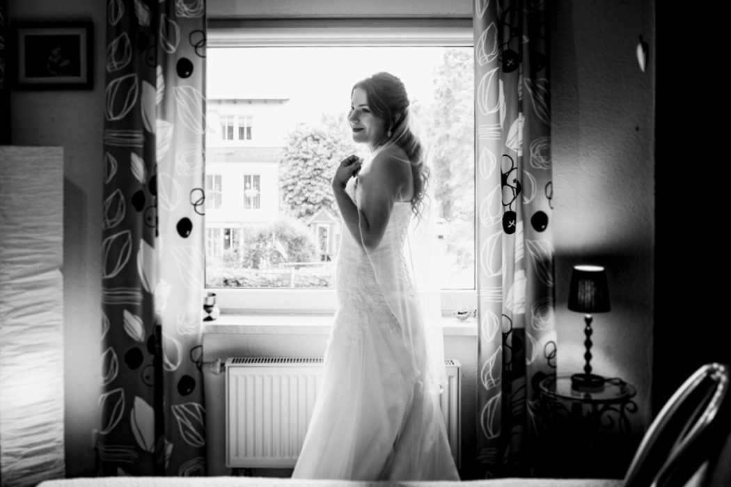 Spanische Braut, Hochzeit, Hochzeitsfeier, Freietrauung, Regen, Love, Verlobt, Verliebt, Hamburger Hochzeitsfotografie, Hochzeitsfotograf, Elbe, Teufelsbrücke, Fleet 3, HVV, Elbfähre, Brautpaar, Hochzeitsring, Hochzeitsstrauß, Schleier, Brautkleid, Trauung am Wasser,