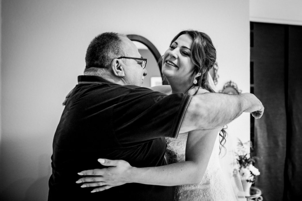 Spanische Braut, Hochzeit, Hochzeitsfeier, Freietrauung, Regen, Love, Verlobt, Verliebt, Hamburger Hochzeitsfotografie, Hochzeitsfotograf, Elbe, Teufelsbrücke, Fleet 3, HVV, Elbfähre, Brautpaar, Hochzeitsring, Hochzeitsstrauß, Schleier, Brautkleid, Trauung am Wasser,