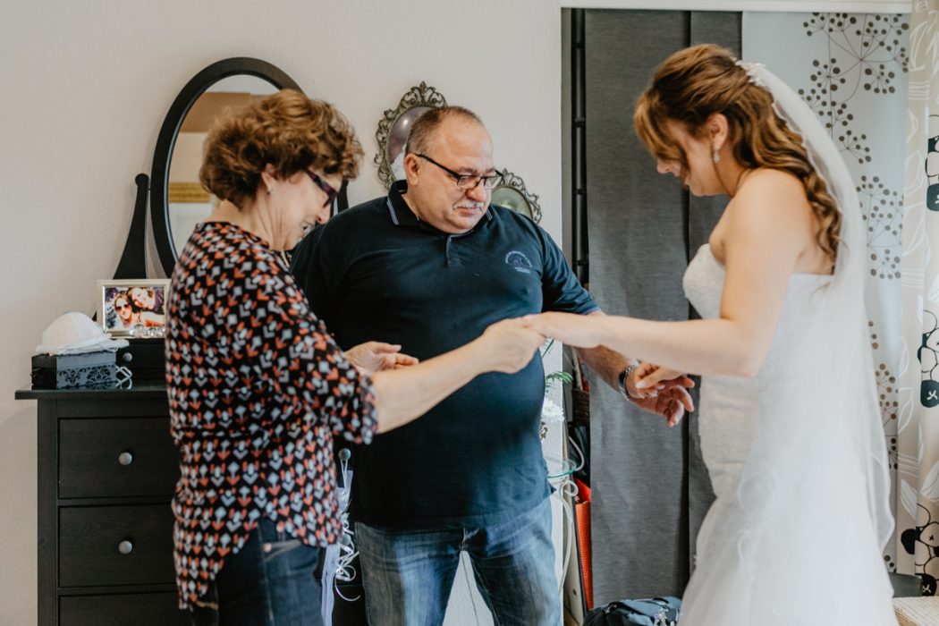 Spanische Braut, Hochzeit, Hochzeitsfeier, Freietrauung, Regen, Love, Verlobt, Verliebt, Hamburger Hochzeitsfotografie, Hochzeitsfotograf, Elbe, Teufelsbrücke, Fleet 3, HVV, Elbfähre, Brautpaar, Hochzeitsring, Hochzeitsstrauß, Schleier, Brautkleid, Trauung am Wasser,