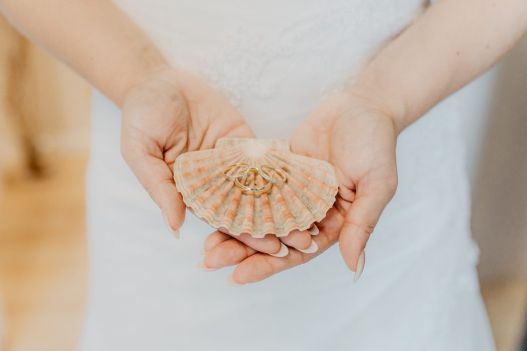 Spanische Braut, Hochzeit, Hochzeitsfeier, Freietrauung, Regen, Love, Verlobt, Verliebt, Hamburger Hochzeitsfotografie, Hochzeitsfotograf, Elbe, Teufelsbrücke, Fleet 3, HVV, Elbfähre, Brautpaar, Hochzeitsring, Hochzeitsstrauß, Schleier, Brautkleid, Trauung am Wasser,