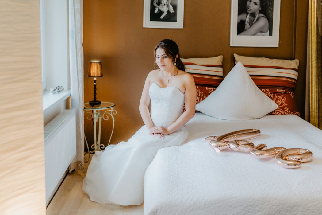 Spanische Braut, Hochzeit, Hochzeitsfeier, Freietrauung, Regen, Love, Verlobt, Verliebt, Hamburger Hochzeitsfotografie, Hochzeitsfotograf, Elbe, Teufelsbrücke, Fleet 3, HVV, Elbfähre, Brautpaar, Hochzeitsring, Hochzeitsstrauß, Schleier, Brautkleid, Trauung am Wasser,