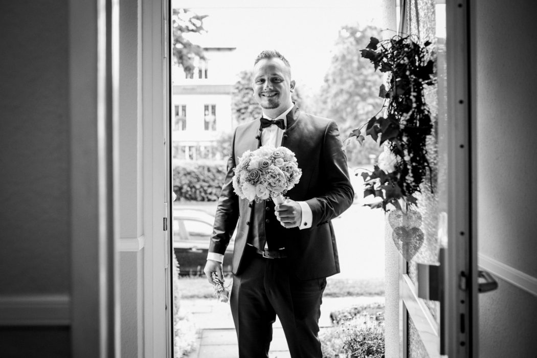 Spanische Braut, Hochzeit, Hochzeitsfeier, Freietrauung, Regen, Love, Verlobt, Verliebt, Hamburger Hochzeitsfotografie, Hochzeitsfotograf, Elbe, Teufelsbrücke, Fleet 3, HVV, Elbfähre, Brautpaar, Hochzeitsring, Hochzeitsstrauß, Schleier, Brautkleid, Trauung am Wasser,