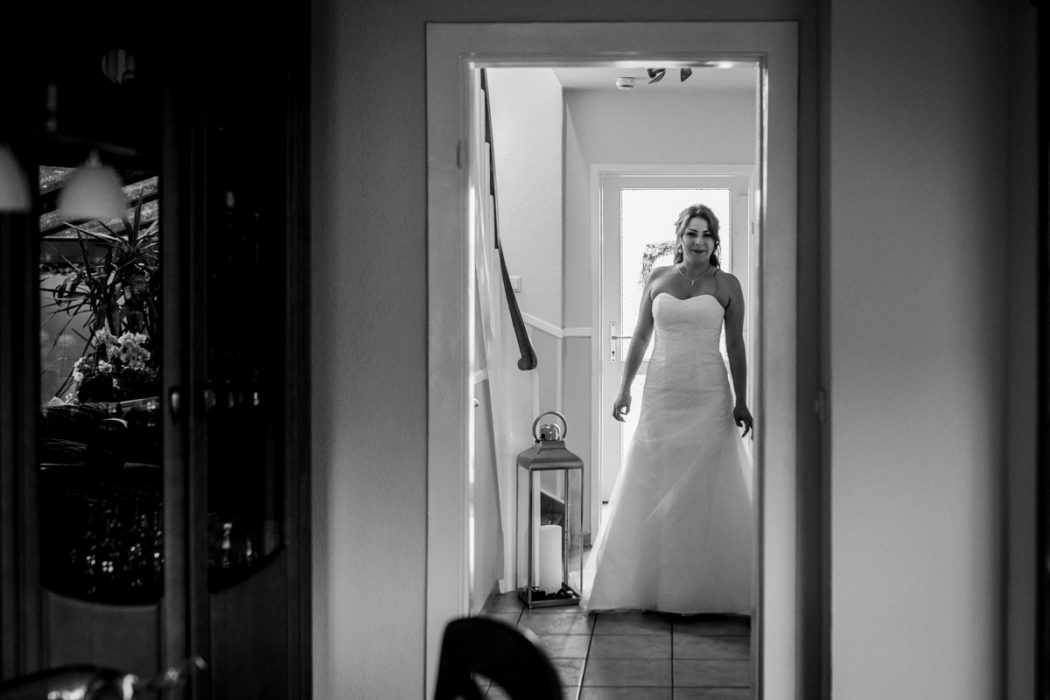 Spanische Braut, Hochzeit, Hochzeitsfeier, Freietrauung, Regen, Love, Verlobt, Verliebt, Hamburger Hochzeitsfotografie, Hochzeitsfotograf, Elbe, Teufelsbrücke, Fleet 3, HVV, Elbfähre, Brautpaar, Hochzeitsring, Hochzeitsstrauß, Schleier, Brautkleid, Trauung am Wasser,