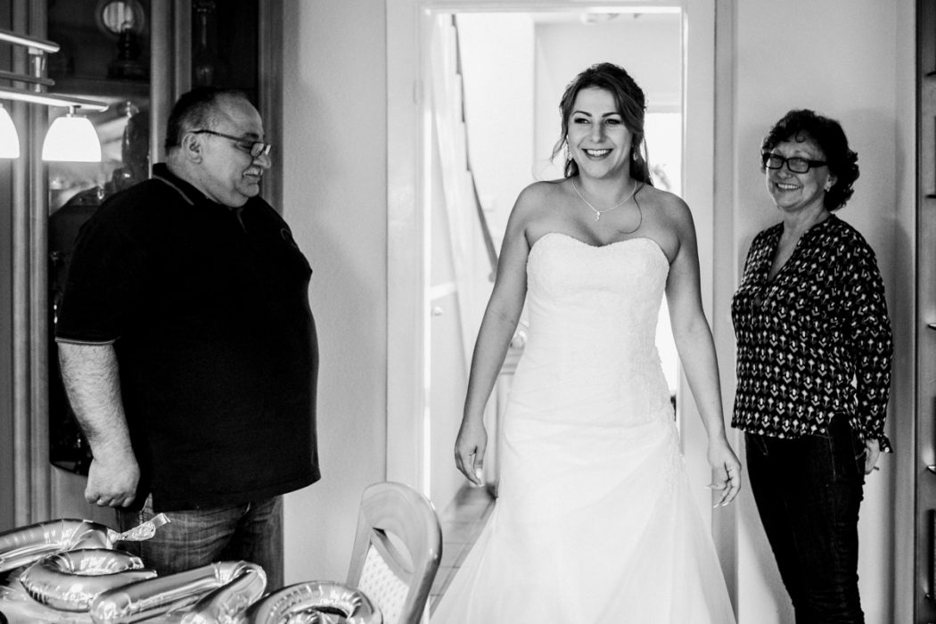 Spanische Braut, Hochzeit, Hochzeitsfeier, Freietrauung, Regen, Love, Verlobt, Verliebt, Hamburger Hochzeitsfotografie, Hochzeitsfotograf, Elbe, Teufelsbrücke, Fleet 3, HVV, Elbfähre, Brautpaar, Hochzeitsring, Hochzeitsstrauß, Schleier, Brautkleid, Trauung am Wasser, First Look