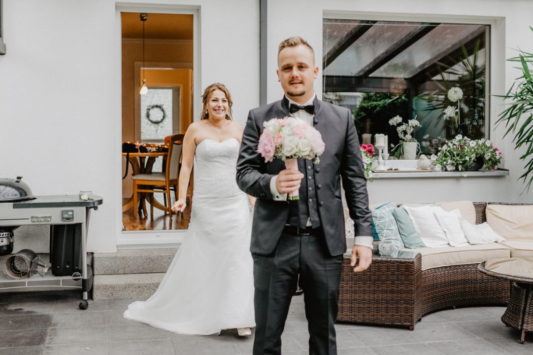 Spanische Braut, Hochzeit, Hochzeitsfeier, Freietrauung, Regen, Love, Verlobt, Verliebt, Hamburger Hochzeitsfotografie, Hochzeitsfotograf, Elbe, Teufelsbrücke, Fleet 3, HVV, Elbfähre, Brautpaar, Hochzeitsring, Hochzeitsstrauß, Schleier, Brautkleid, Trauung am Wasser,