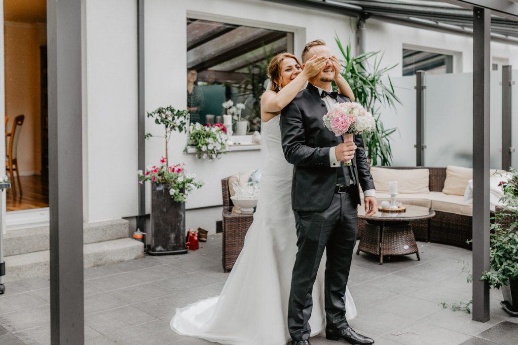 Spanische Braut, Hochzeit, Hochzeitsfeier, Freietrauung, Regen, Love, Verlobt, Verliebt, Hamburger Hochzeitsfotografie, Hochzeitsfotograf, Elbe, Teufelsbrücke, Fleet 3, HVV, Elbfähre, Brautpaar, Hochzeitsring, Hochzeitsstrauß, Schleier, Brautkleid, Trauung am Wasser,